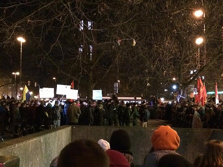 Links die Demonstranten der Mügida.