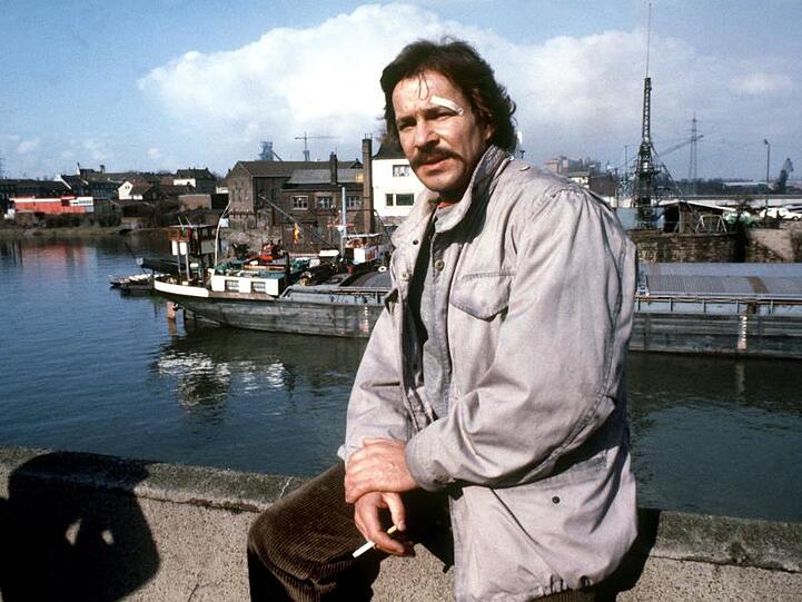 Götz George in seiner Rolle als "Tatort"-Kommissar Schimanski 1981 bei Dreharbeiten.