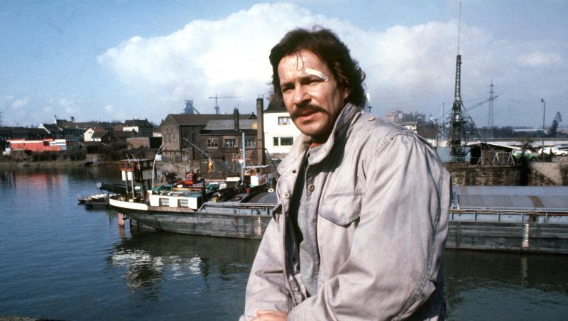 Götz George in seiner Rolle als "Tatort"-Kommissar Schimanski 1981 bei Dreharbeiten. Götz George in seiner Rolle als "Tatort"-Kommissar Schimanski 1981 bei Dreharbeiten.