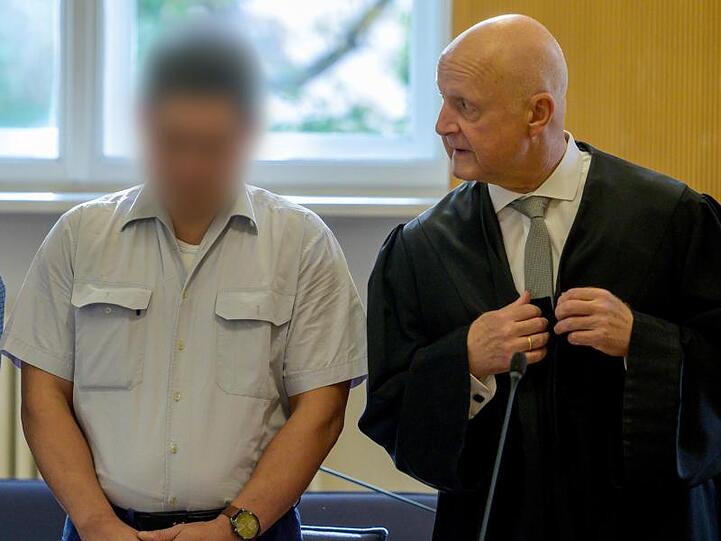 Der Angeklagte (l) steht im Verhandlungssaal des Landgerichts neben seinem Verteidiger Michael Haizmann. Foto: Armin Weigel
