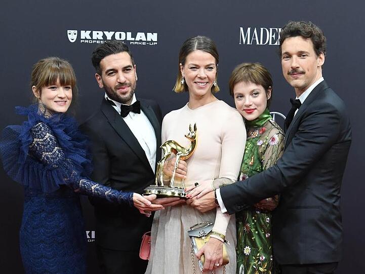 Die Gesellschaftskomödie "Das perfekte Geheimnis" wurde als "Bester Film National ausgezeichnet: Produzentin Lena Schömann (l-r) und die Schauspieler Elyas MBarek, Jessica Schwarz, Jella Haase und Florian David Fitz halten den Bambi ganz fest.