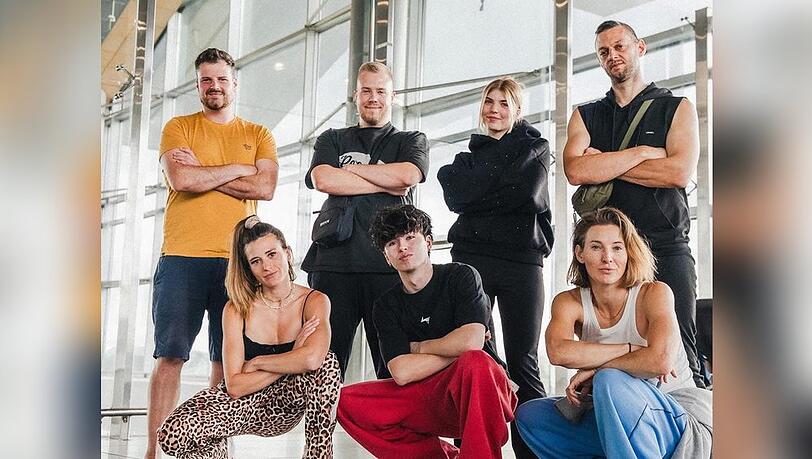 "7 vs. Wild": Die Teilnehmer um Jeannine Michaelsen melden sich am Flughafen ab.
