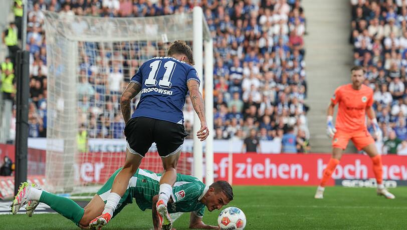 Der Fürther Innenverteidiger Philipp Ziereis am Boden stört den Bielefelder Mittelstürmer Joel Grodowski.