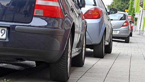 Das Gehwegparken wird vielerorts geduldet, obwohl es eigentlich verboten ist. Nun fordert die SPD es untergewissen Umständen zu legalisieren.