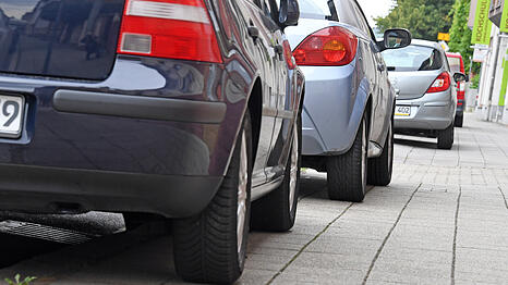 Das Gehwegparken wird vielerorts geduldet, obwohl es eigentlich verboten ist. Nun fordert die SPD es untergewissen Umständen zu legalisieren.