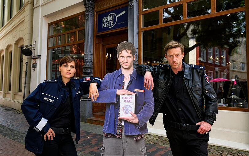 Nach dem Mord an dem Krimiautor Finn Onneken (Stellan Torrn, Mitte) bleibt den Ermittlern Süher Özlügül (Sophie Dal) und Henk Cassens (Maxim Mehmet) nur noch sein Pappaufsteller vor Onnekens Buchhandlung. Wer hat den Starautor auf dem Gewissen und weshalb? Rache, Neid, Eifersucht? Ein Motiv hätten so einige gehabt ... Nach dem Mord an dem Krimiautor Finn Onneken (Stellan Torrn, Mitte) bleibt den Ermittlern Süher Özlügül (Sophie Dal) und Henk Cassens (Maxim Mehmet) nur noch sein Pappaufsteller vor Onnekens Buchhandlung. Wer hat den Starautor auf dem Gewissen und weshalb? Rache, Neid, Eifersucht? Ein Motiv hätten so einige gehabt ...