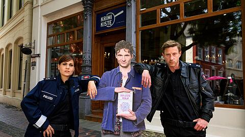 Nach dem Mord an dem Krimiautor Finn Onneken (Stellan Torrn, Mitte) bleibt den Ermittlern S&uuml;her &Ouml;zl&uuml;g&uuml;l (Sophie Dal) und Henk Cassens (Maxim Mehmet) nur noch sein Pappaufsteller vor Onnekens Buchhandlung. Wer hat den Starautor auf dem Gewissen und weshalb? Rache, Neid, Eifersucht? Ein Motiv h&auml;tten so einige gehabt ...