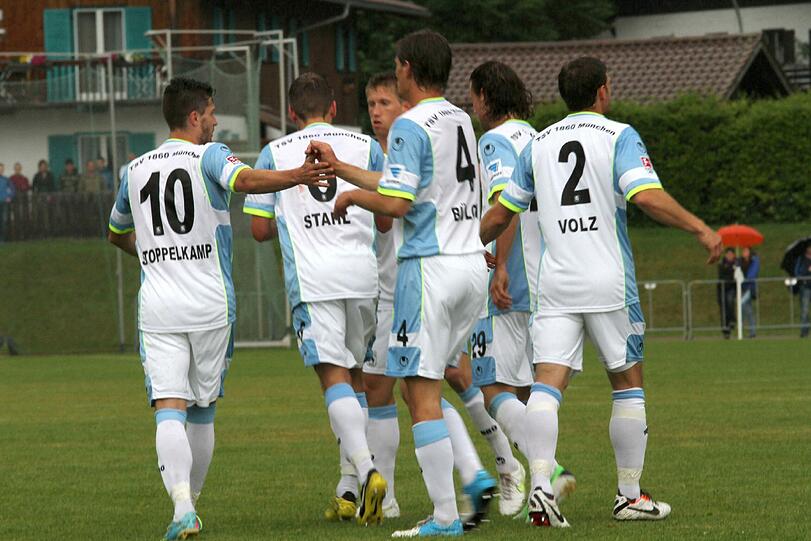 Es war der erste richtige Härtetest für die Löwen in der Vorbereitung: Die Sechzger holten gegen Dynamo Kiew in Garmisch ein 1:1 . Die Bilder vom Spiel