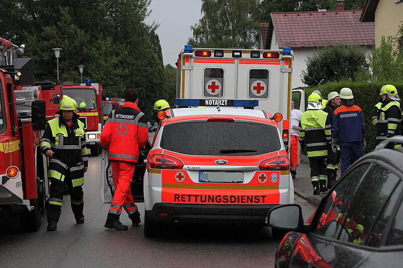 Das marode Hausdach sit in sich zusammengefallen. Bilder vom Feuerwehreinsatz.