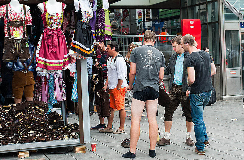Flüchtlinge und Wiesn-Besucher treffen in München aufeinander, Bilder vom Hauptbahnhof am ersten Tag des Oktoberfests.