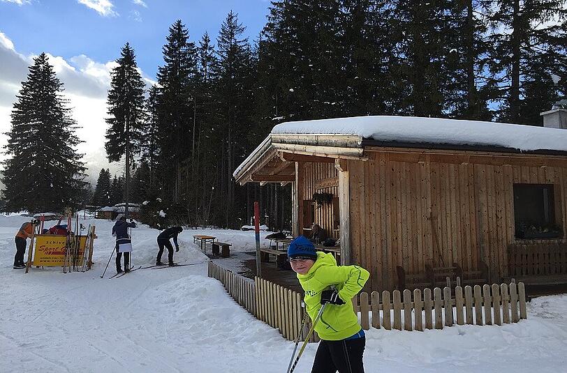 Nach einer anstrengenden Langlauf Runde laden die Hütten in Leutasch zu einer gemütlichen Rast ein.