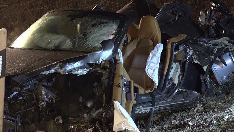 Der Porsche ist Schrott. Die beiden Insassen starben noch am Unfallort.
