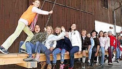 Die Kirtahutschn ist eine ganz besondere Gruppenschaukel und ein Erlebnis - nicht nur für junge Leute Die Kirtahutschn ist eine ganz besondere Gruppenschaukel und ein Erlebnis - nicht nur für junge Leute