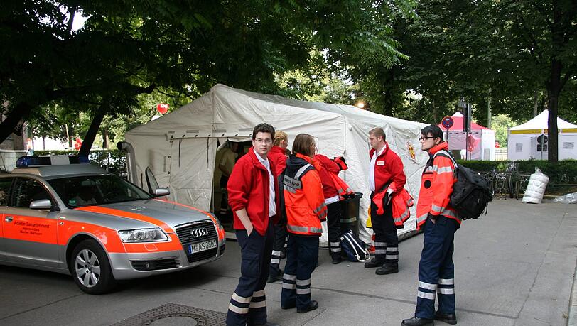 Sanitäter des ASB sorgen auf der Auer Dult für Sicherheit. Sanitäter des ASB sorgen auf der Auer Dult für Sicherheit.