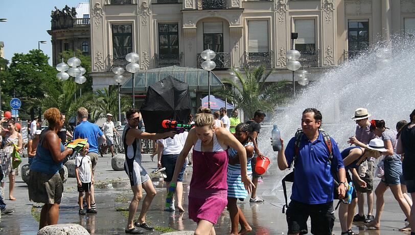 Wasserschlacht am Stachus. Die Bilder. Wasserschlacht am Stachus. Die Bilder.