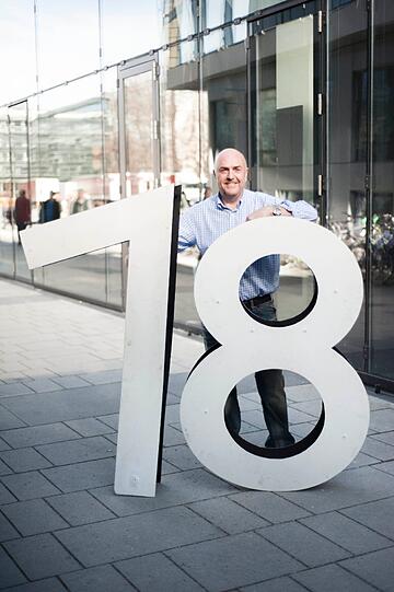 Peter (55) hat sich die Ziffern 1 und 8 im Fundus gekauft. Da seine Tochter nächste Woche 18 Jahre alt wird, möchte er es als Dekoration verwenden und sie überraschen. Kosten: 6 €