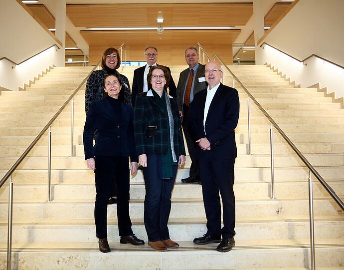 v.l. Baureferentin Rosemarie Hingerl, Bürgermeisterin Christine Strobl und Stadtschulrat Rainer Schweppe dahinter, v.l. die Schulleiter Pauline Zikeli (Heilpädagogik), Johann Denk (FOS) und Karl Henghuber(BOS) auf der großen Treppe des neu eröffneten Schulzentrums.