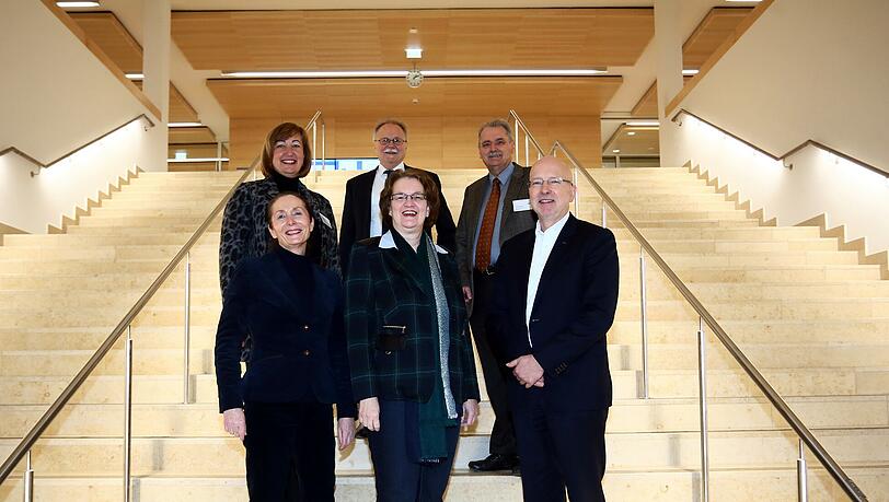v.l. Baureferentin Rosemarie Hingerl, Bürgermeisterin Christine Strobl und Stadtschulrat Rainer Schweppe dahinter, v.l. die Schulleiter Pauline Zikeli (Heilpädagogik), Johann Denk (FOS) und Karl Henghuber(BOS) auf der großen Treppe des neu eröffneten Schulzentrums.