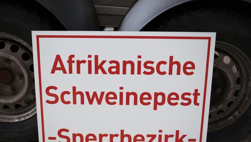 Ein Schild mit der Aufschrift "Afrikanische Schweinepest - Sperrbezirk-". Foto: Frank Rumpenhorst/dpa/ Ein Schild mit der Aufschrift "Afrikanische Schweinepest - Sperrbezirk-". Foto: Frank Rumpenhorst/dpa/