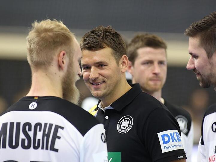 Die Chemie stimmt im Team von Handball-Bundestrainer Christian Prokop (M.).
