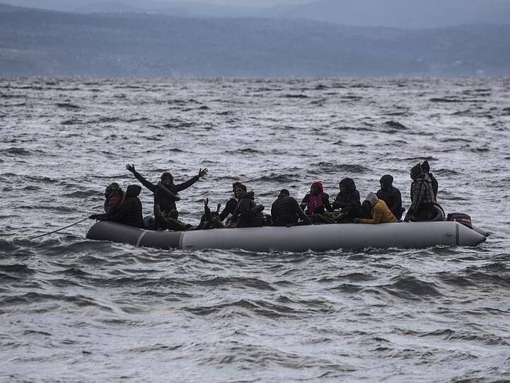 Vor der Küste Griechenlands winken Menschen in einem Schlauchboot um Hilfe.