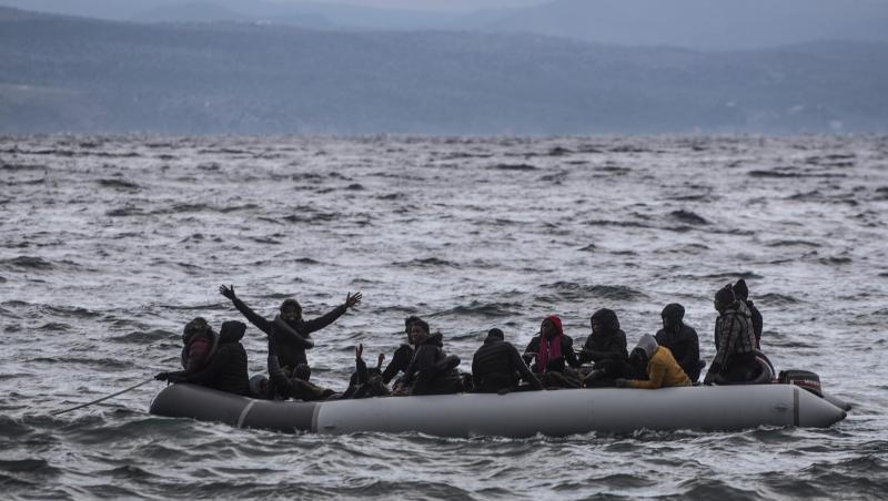 Vor der Küste Griechenlands winken Menschen in einem Schlauchboot um Hilfe. Vor der Küste Griechenlands winken Menschen in einem Schlauchboot um Hilfe.