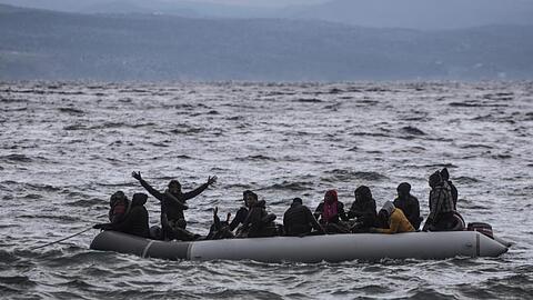 Vor der Küste Griechenlands winken Menschen in einem Schlauchboot um Hilfe.