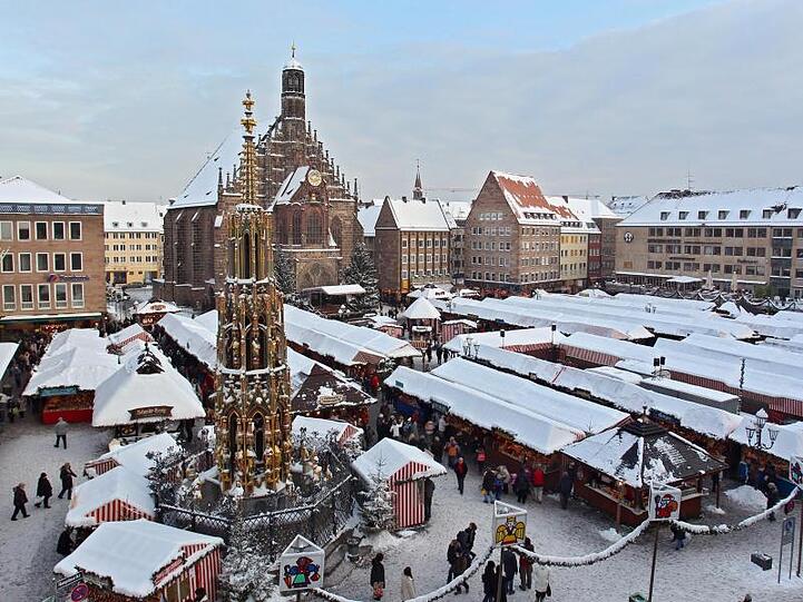 Blick auf den schneebedeckten Christkindlesmarkt in Nürnberg. Foto: Daniel Karmann dpa/Archiv