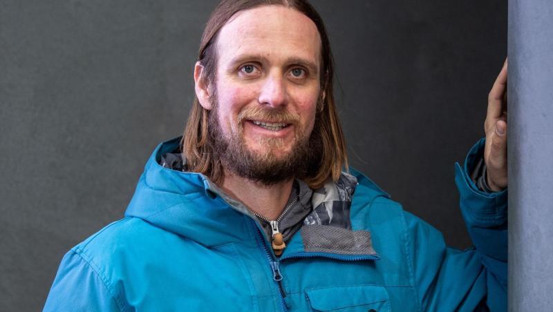 Frederik Mayet, der die Rolle von Jesus Christus spielt, steht am Rande einer Probe auf der Bühne.