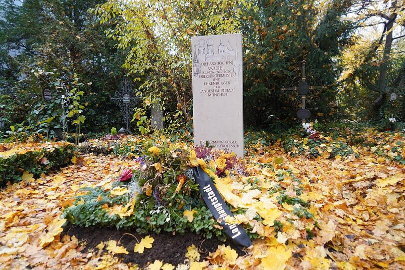 Münchens Alt-Oberbürgermeister Hans-Jochen Vogel (SPD) liegt auf dem Bogenhausener Friedhof begraben - zusammen mit seinen Eltern Hermann und Caroline. Der frühere SPD-Chef starb am 26. Juli 2020 im Alter von 94 Jahren. Er holte die OlympischenSommerspiele 1972 in die Stadt - und prägte München an vielen Stellen.