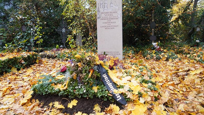 Münchens Alt-Oberbürgermeister Hans-Jochen Vogel (SPD) liegt auf dem Bogenhausener Friedhof begraben - zusammen mit seinen Eltern Hermann und Caroline. Der frühere SPD-Chef starb am 26. Juli 2020 im Alter von 94 Jahren. Er holte die OlympischenSommerspiele 1972 in die Stadt - und prägte München an vielen Stellen.