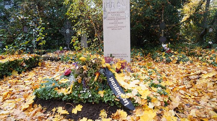 Münchens Alt-Oberbürgermeister Hans-Jochen Vogel (SPD) liegt auf dem Bogenhausener Friedhof begraben - zusammen mit seinen Eltern Hermann und Caroline. Der frühere SPD-Chef starb am 26. Juli 2020 im Alter von 94 Jahren. Er holte die OlympischenSommerspiele 1972 in die Stadt - und prägte München an vielen Stellen.
