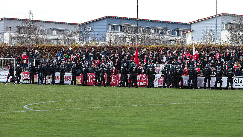 Die Regionalliga-Partie der FC Bayern Amateure bei Türkgücü München war aufgrund eines Fanplakats im Gästeblock und anschließenden Polizeieinsatzes aus Sicherheitsgründen abgebrochen worden.
