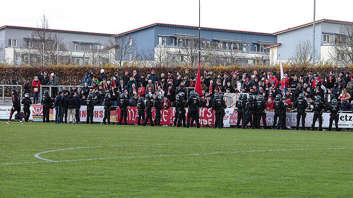 Die Regionalliga-Partie der FC Bayern Amateure bei Türkgücü München war aufgrund eines Fanplakats im Gästeblock und anschließenden Polizeieinsatzes aus Sicherheitsgründen abgebrochen worden.