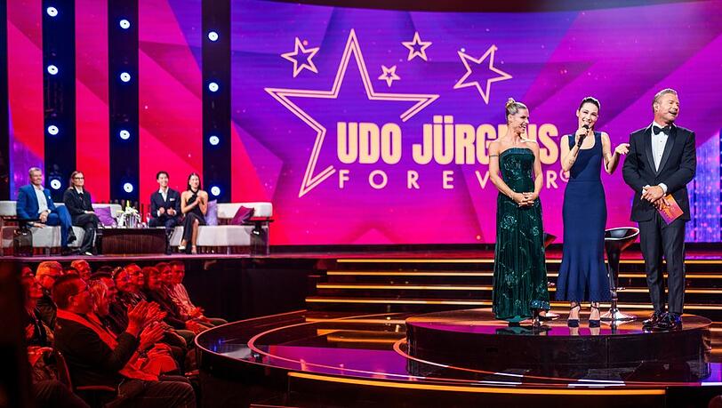 Michelle Hunziker, ihre Tochter Aurora Ramazzotti (r.) und Sänger Sasha in der TV-Show "Udo Jürgens Forever".