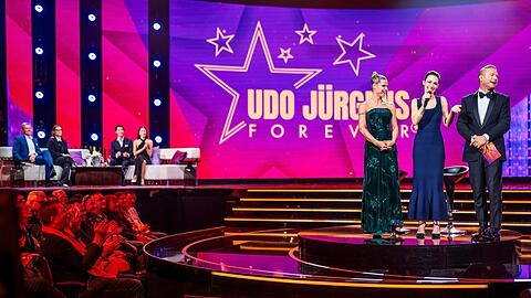 Michelle Hunziker, ihre Tochter Aurora Ramazzotti (r.) und Sänger Sasha in der TV-Show "Udo Jürgens Forever".