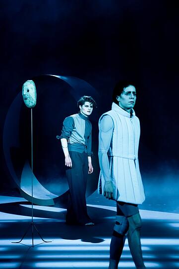 Frankenstein als besessener Forscher, der nach Erkenntnis strebt (Cedric Stern) und sein Alter Ego Victor (Julian Gutmann).