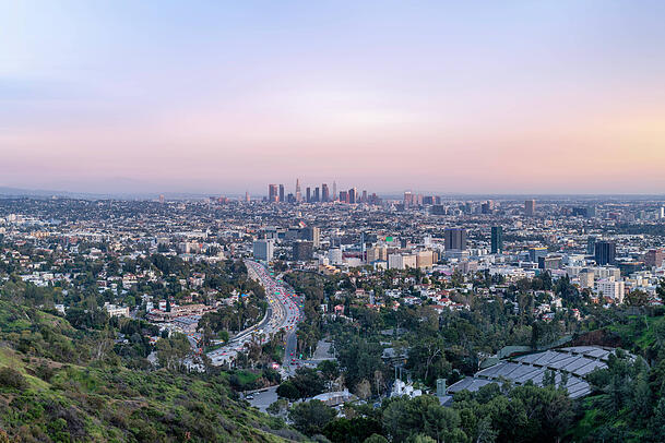 Der Mulholland Drive gew&auml;hrt einen idyllischen Blick &uuml;ber Los Angeles.