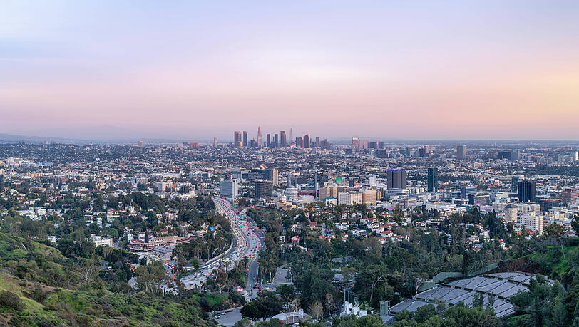 Der Mulholland Drive gew&auml;hrt einen idyllischen Blick &uuml;ber Los Angeles.