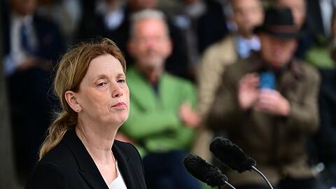 Bundesfamilienministerin Karin Prien (CDU) spricht in ihrer Rede anl&auml;sslich des gescheiterten Hitler-Attentats auch &uuml;ber ihre Familiengeschichte. Ihre j&uuml;dischen Urgro&szlig;m&uuml;tter wurde im Vernichtungslager Sobibor ermordet.