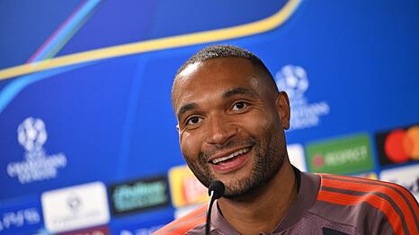 Jonathan Tah lobt Kapit&auml;n Neuer.