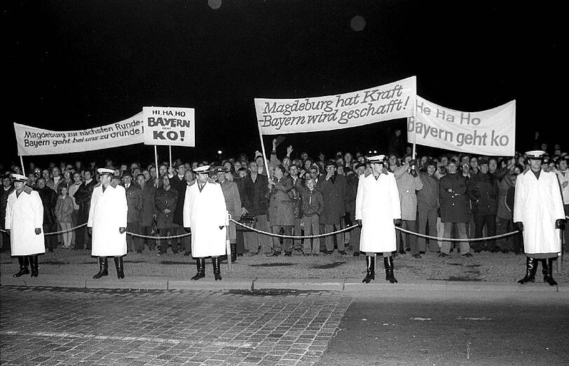 &bdquo;Magdeburg hat Kraft &ndash; Bayern wird geschafft&ldquo;: So wurden die Bayern 1974 in der DDR empfangen.