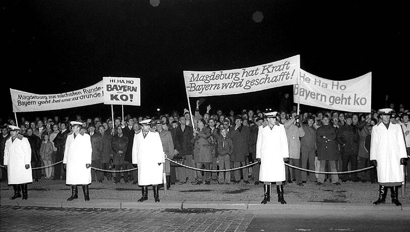 „Magdeburg hat Kraft – Bayern wird geschafft“: So wurden die Bayern 1974 in der DDR empfangen. „Magdeburg hat Kraft – Bayern wird geschafft“: So wurden die Bayern 1974 in der DDR empfangen.