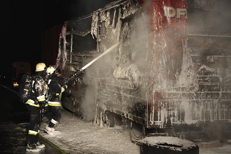 Auf der A94 steht ein Lkw in Flammen: Die Bilder vom Feuerwehreinsatz.