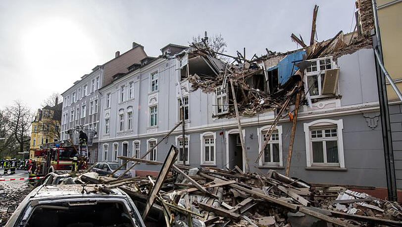 Durch die Wucht der Explosion wurden das Dachgeschoss und die beiden oberen Stockwerke zerstört. Durch die Wucht der Explosion wurden das Dachgeschoss und die beiden oberen Stockwerke zerstört.
