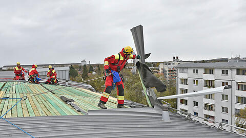 In Milbertshofen hat der Sturm ein Blechdach teilweise abgedeckt.