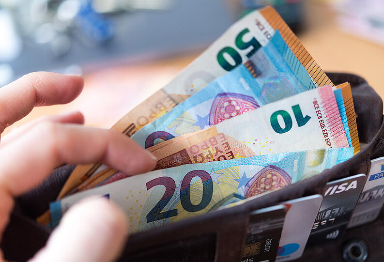 Insgesamt soll die 28-jährige Pflegerin Bargeld und Schmuck im Werk von insgesamt 1.200 Euro gestohlen haben.