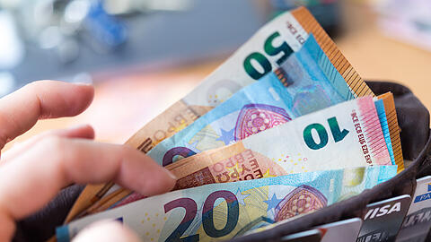 Insgesamt soll die 28-jährige Pflegerin Bargeld und Schmuck im Werk von insgesamt 1.200 Euro gestohlen haben.