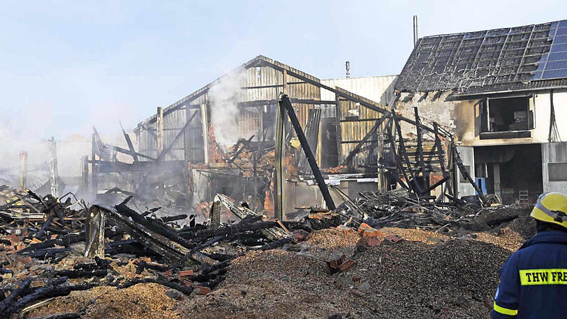 Die Maschinenhalle in Zolling ist komplett abgebrannt.
