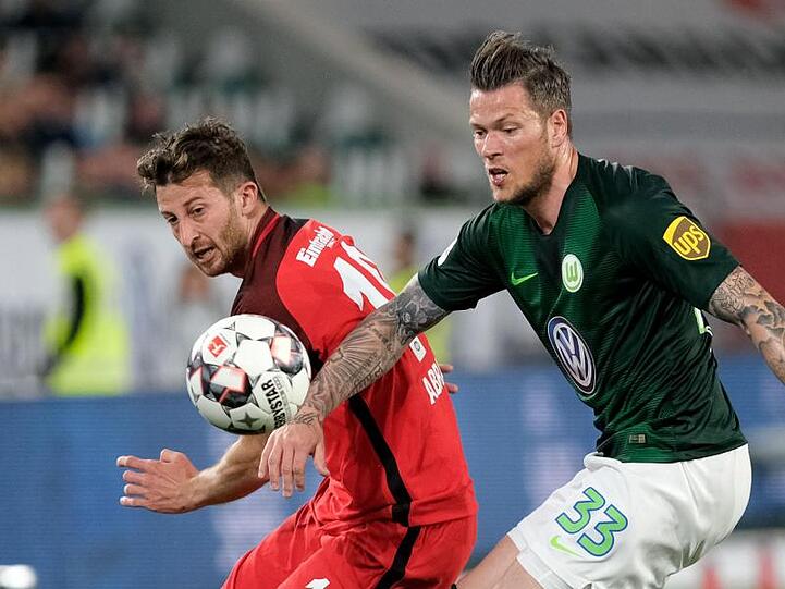 Wolfsburgs Daniel Ginczek (r) und Frankfurts David Abraham kämpfen um den Ball.